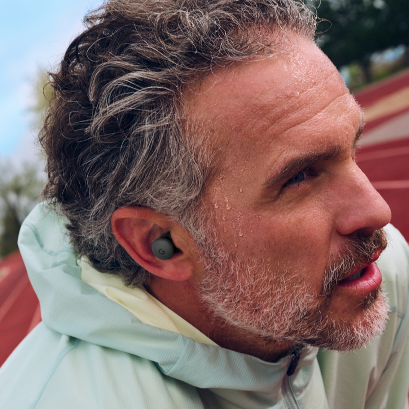 Un hombre usando el dispositivo Google Pixel Buds 2a