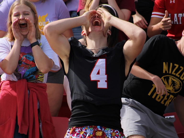 Estudiantes de Plattsburg High School alientan con fuerza a su equipo.