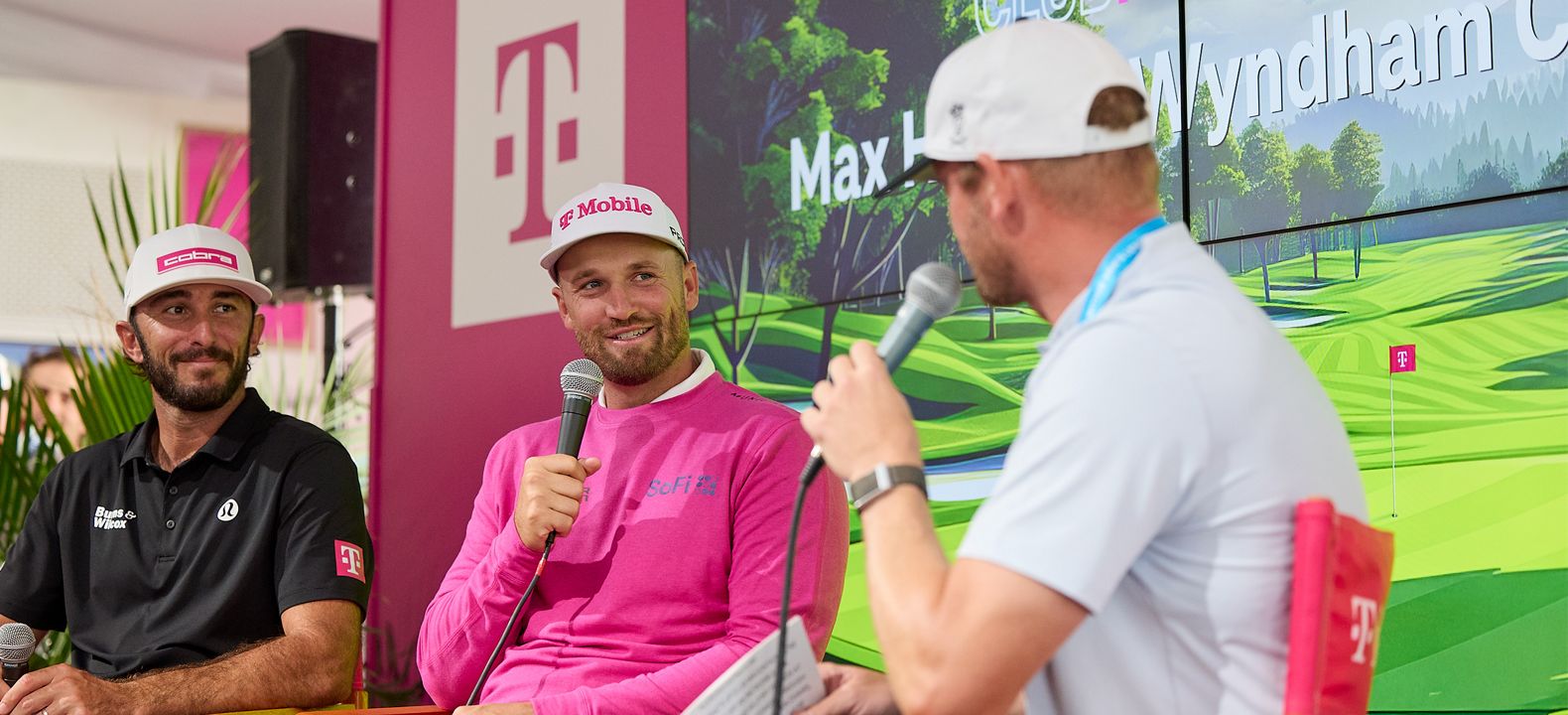 Wyndham Clark y Max Homa en una sesión de preguntas y respuestas en el Club Magenta.