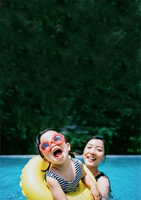 Niño en la piscina Paq. de 4 grande