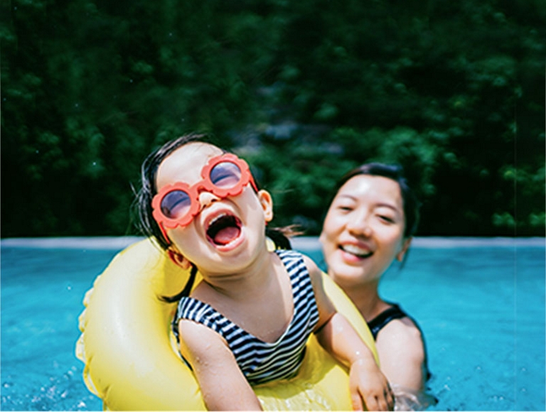 madre e hija en la piscina
