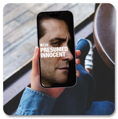 Una pantalla de teléfono muestra una promoción de Apple TV+ para Presumed Innocent.