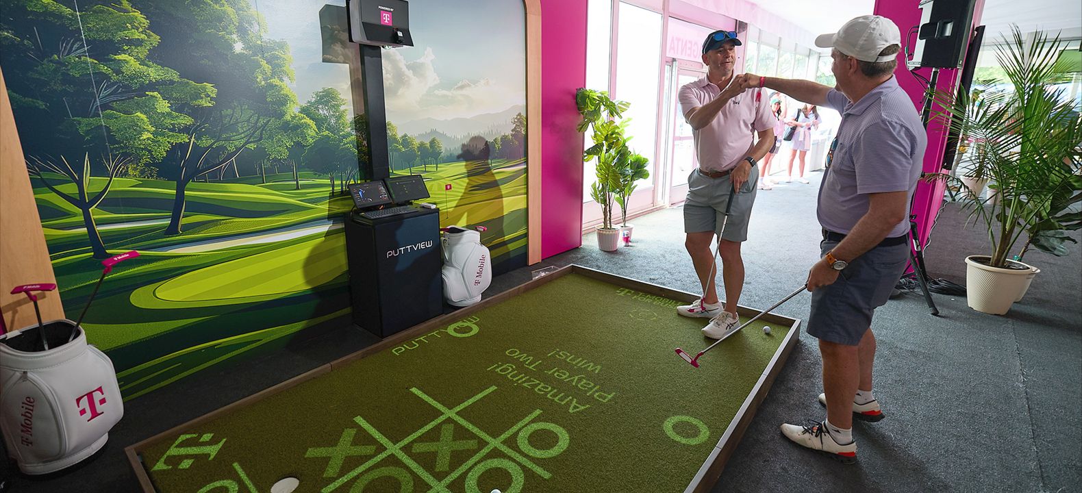 Usuarios de T-Mobile jugando PuttView en el Club Magenta.