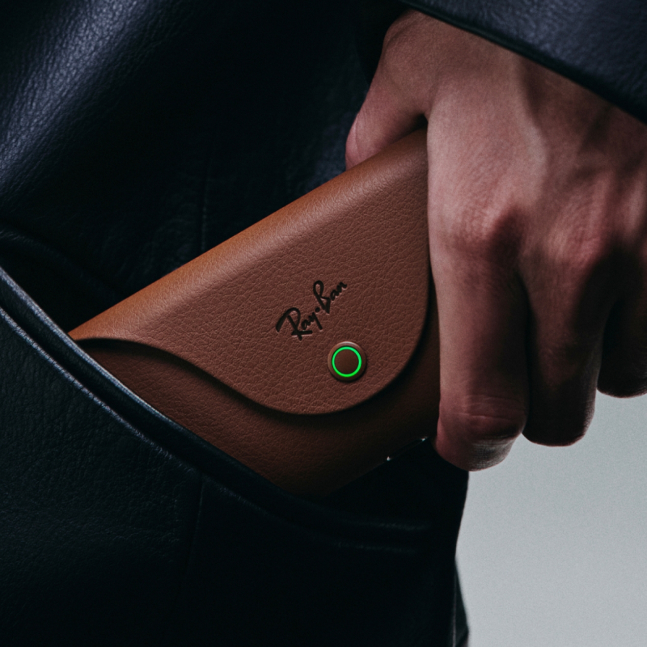 Gafas Ray-Ban Meta Gen 2 en el estuche de carga