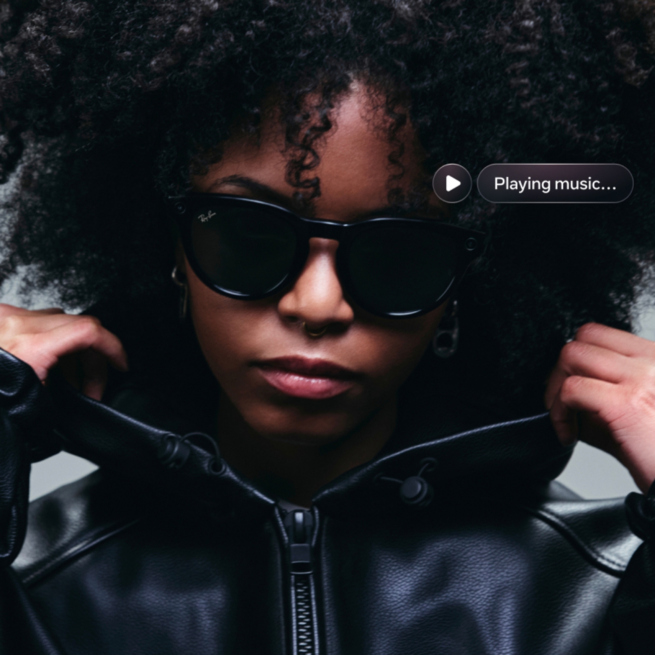 Mujer con gafas Ray-Ban Meta Gen 2