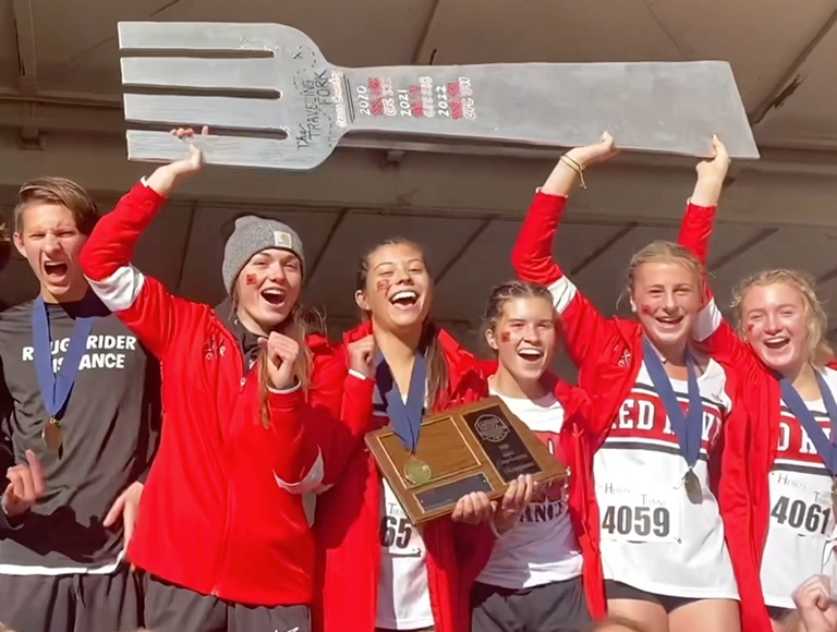 Atletas de Red River animan con trofeos y medallas para celebrar una victoria reciente.