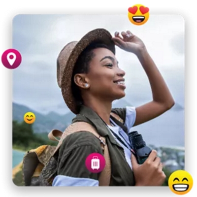 Mujer quitándose el sombrero mientras contempla un paisaje insular.