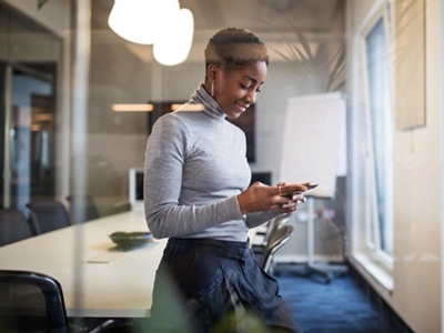 Una persona de negocios usa su agente de Galaxy AI para buscar en varias apps Galaxy a la vez.