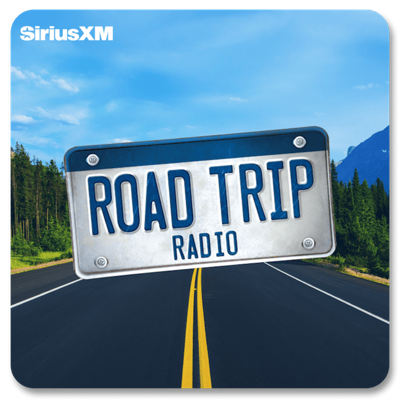 El logotipo de SiriusXM sobre una carretera de montaña y una matrícula que dice "Road Trip Radio".