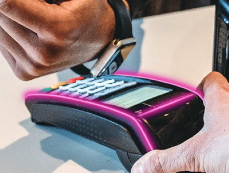 Reloj inteligente tocando un lector de tarjetas.