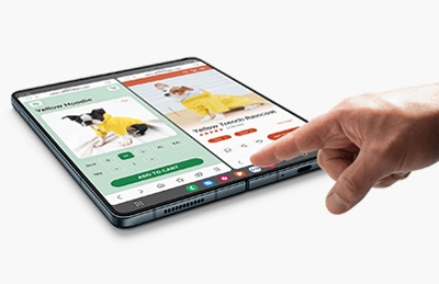 Una mano tocando el Samsung Galaxy Z Fold4.