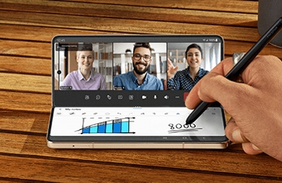Alguien tomando notas en una pantalla del Samsung Galaxy Z Fold4 y viendo una reunión en la otra.