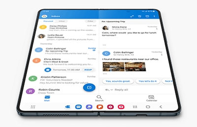 Samsung Galaxy Z Fold4 apoyado sobre una superficie.