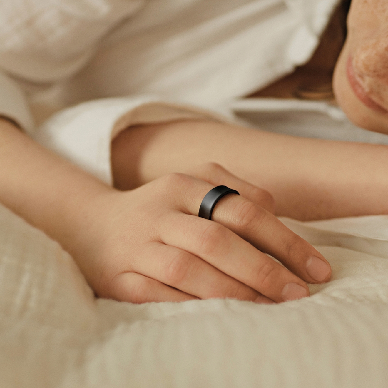 Un Galaxy Ring en la mano de una mujer.