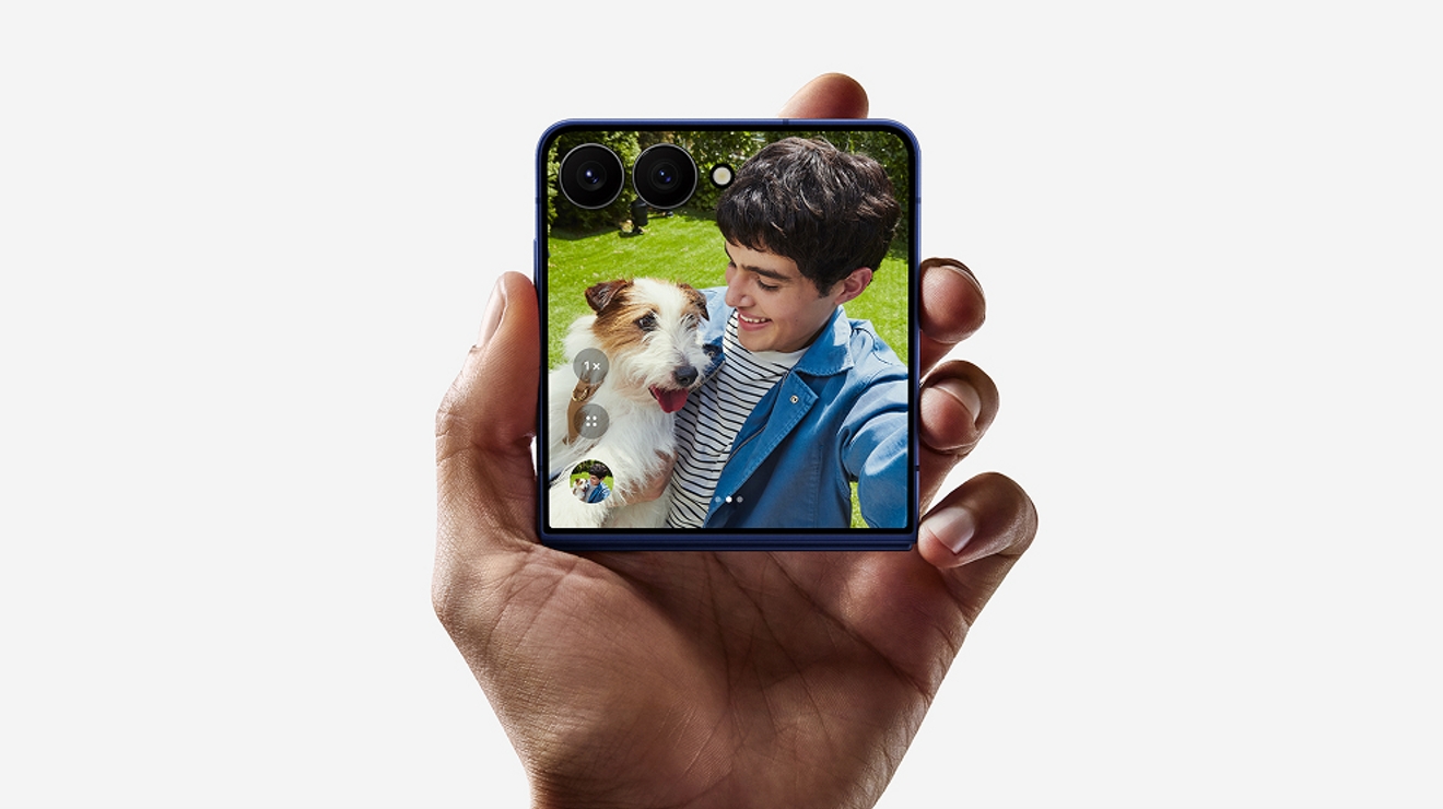 Imagen de Teléfono Galaxy Z Flip7 a la mitad de su tamaño que muestra la imagen de un niño y un perro