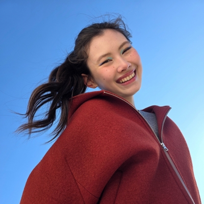 Persona vista a través de la cámara de un teléfono en modo selfie.