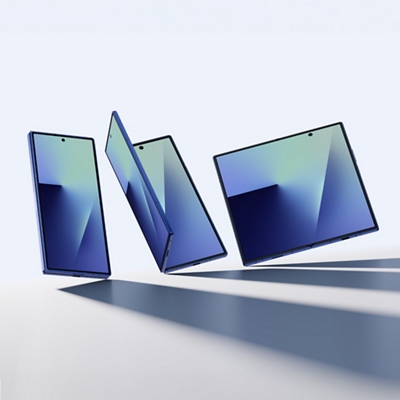 ​​​​​​​Tres dispositivos Galaxy Z Fold7 azules: uno con la presentación rectangular de un smartphone, otro desplegando la pantalla y un tercero con la pantalla más grande completamente desplegada.