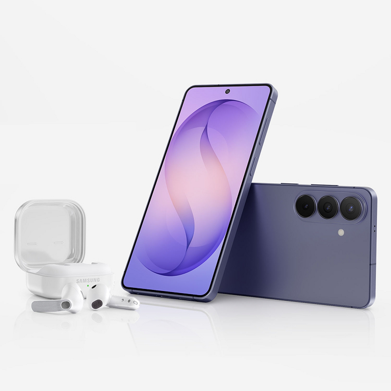 Vista frontal y posterior del Samsung Galaxy S26 junto a audífonos