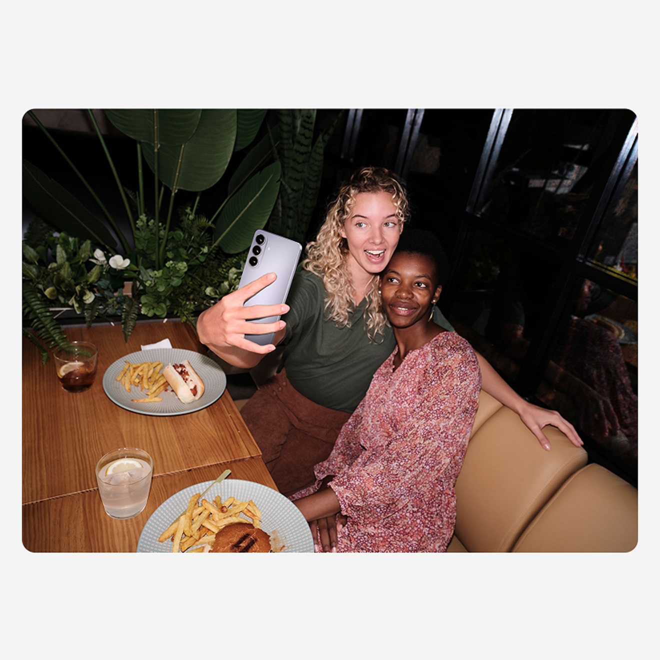 Dos mujeres juntas tomándose una selfie