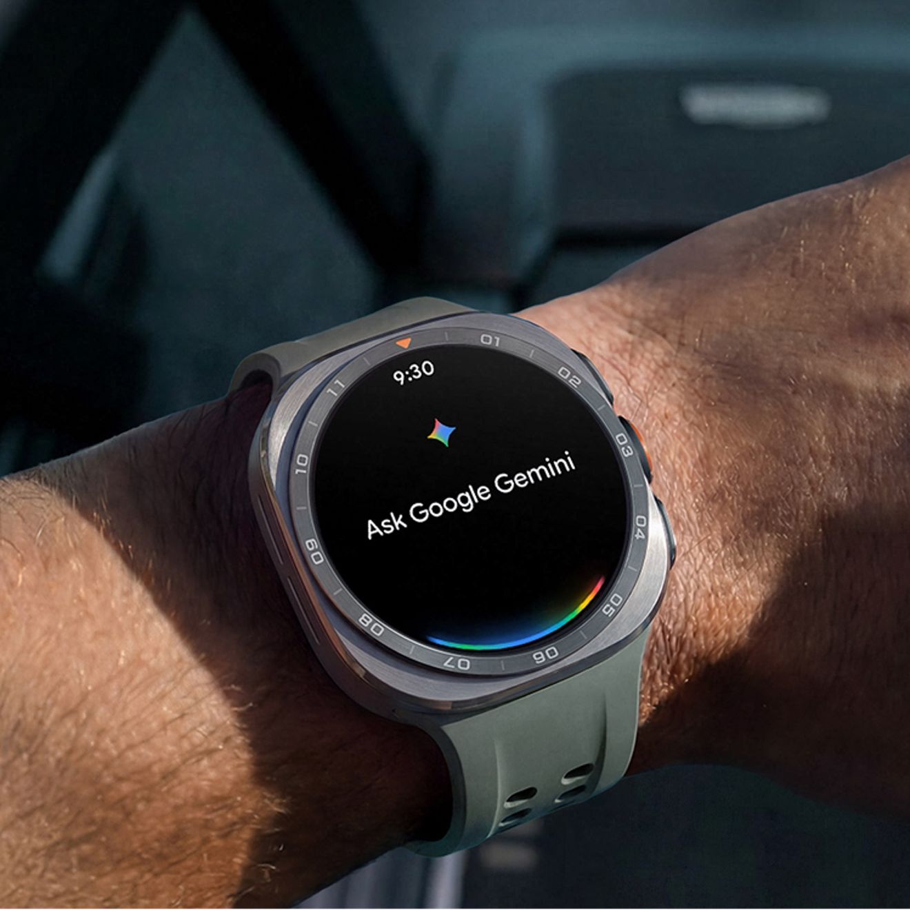 Una persona lleva puesto el Galaxy Watch Ultra dos, cuya pantalla muestra el mensaje "Pregúntale a Google Gemini", que permite obtener ayuda sin tener que usar las manos donde quiera que estés.