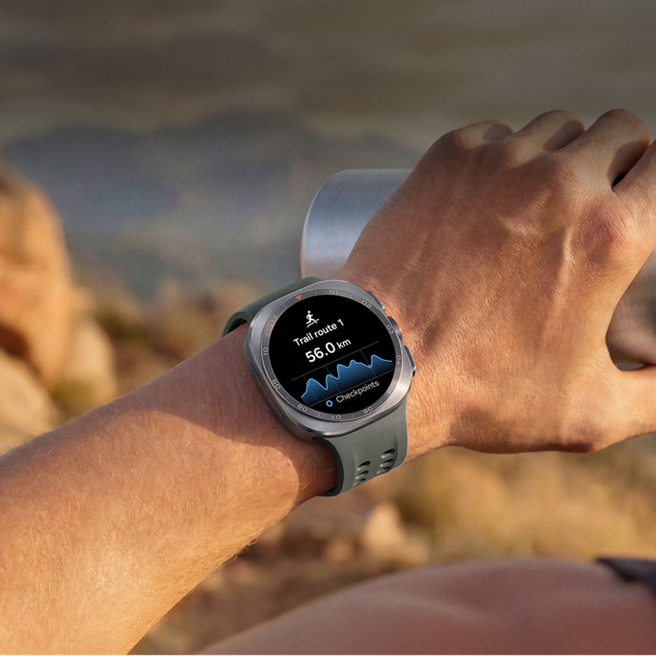 El Galaxy Watch Ultra dos, usado durante una caminata, muestra una ruta de sendero, un perfil de elevación y puntos de control para la navegación al aire libre.