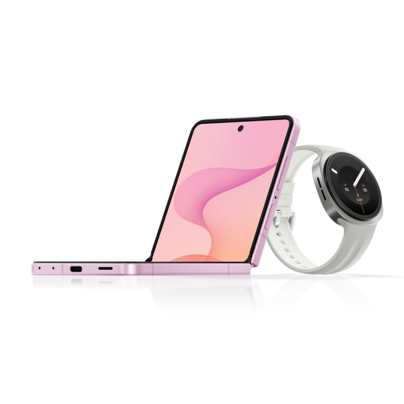 El Samsung Galaxy Z Flip8 en rosa, se muestra parcialmente plegado junto a un Galaxy Watch con una pulsera blanca, para destacar el diseño plegable delgado.