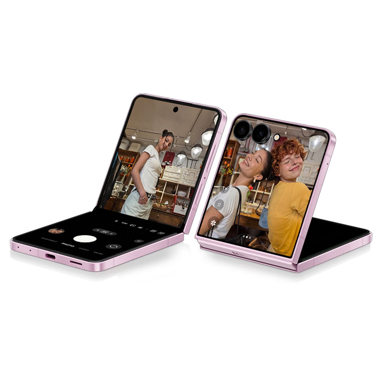 El Samsung Galaxy Z Flip en rosa, que se muestra plegado en modo Flex con la app de la cámara abierta para fotos y videollamadas manos libres.