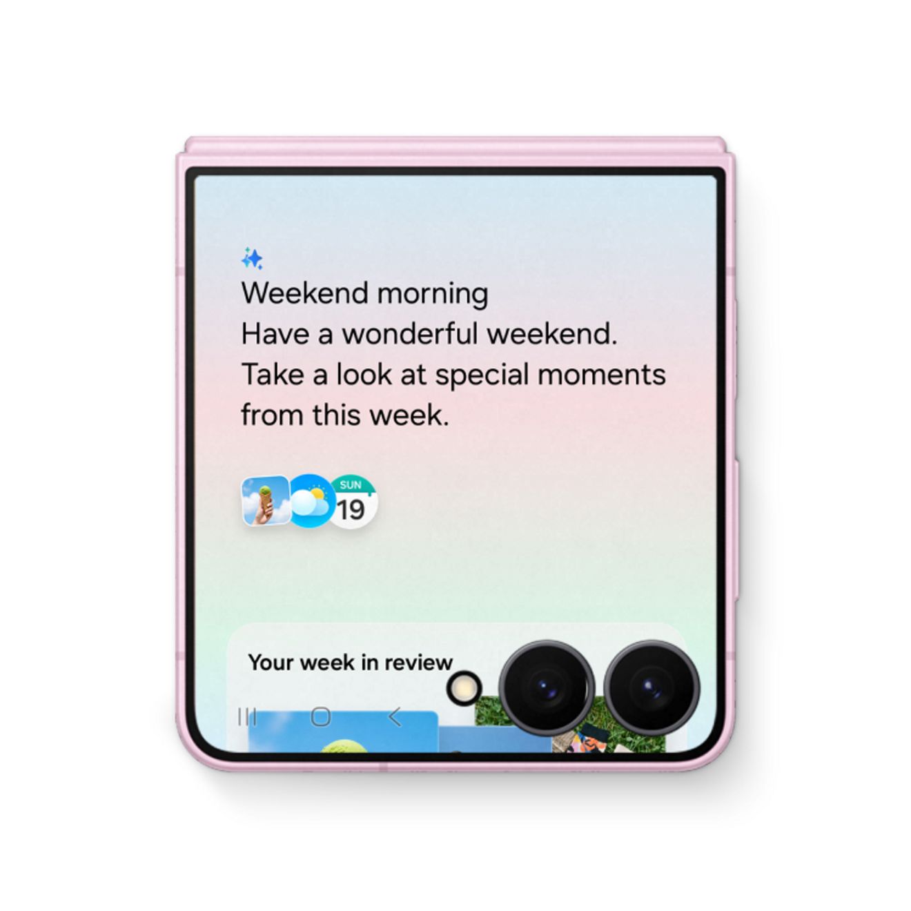 El Samsung Galaxy Z Flip8 en rosa, se muestra plegado con la pantalla de la cubierta que muestra widgets y cámaras traseras dobles.