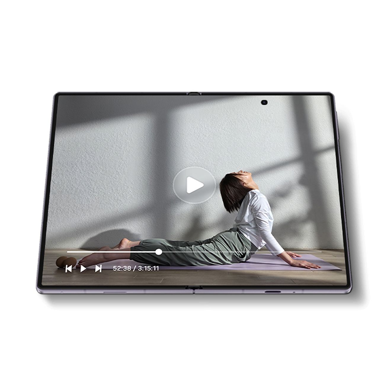 El Samsung Galaxy Z Fold8 se muestra totalmente abierto en modo horizontal, y muestra un video de ejercicios en la pantalla plegable amplia.