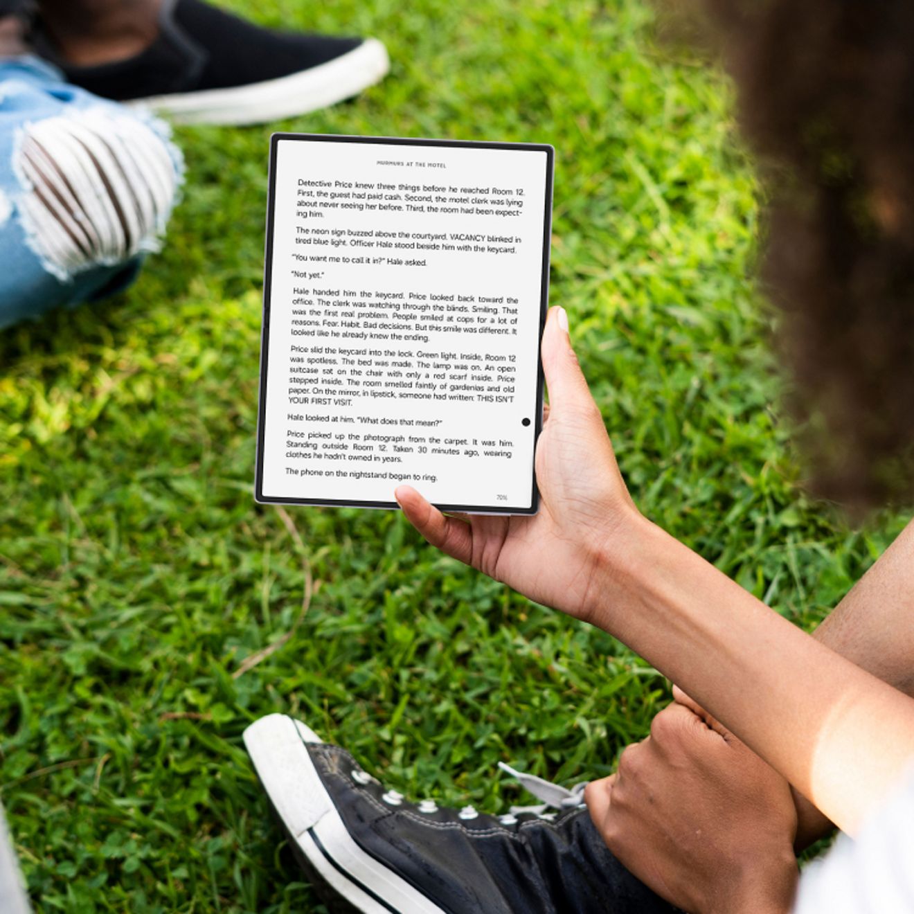 El Samsung Galaxy Z Fold8 sostenido al aire libre, mostrando un libro electrónico en la pantalla plegable grande mientras se apoya en una mano.