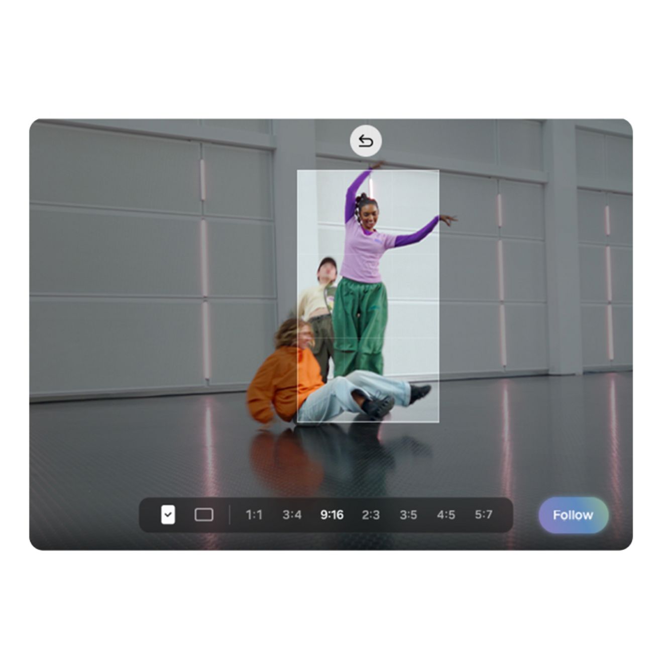 El Samsung Galaxy Z Fold8 se muestra abierto en modo horizontal, y muestra un video de baile con controles de reproducción en la pantalla plegable amplia