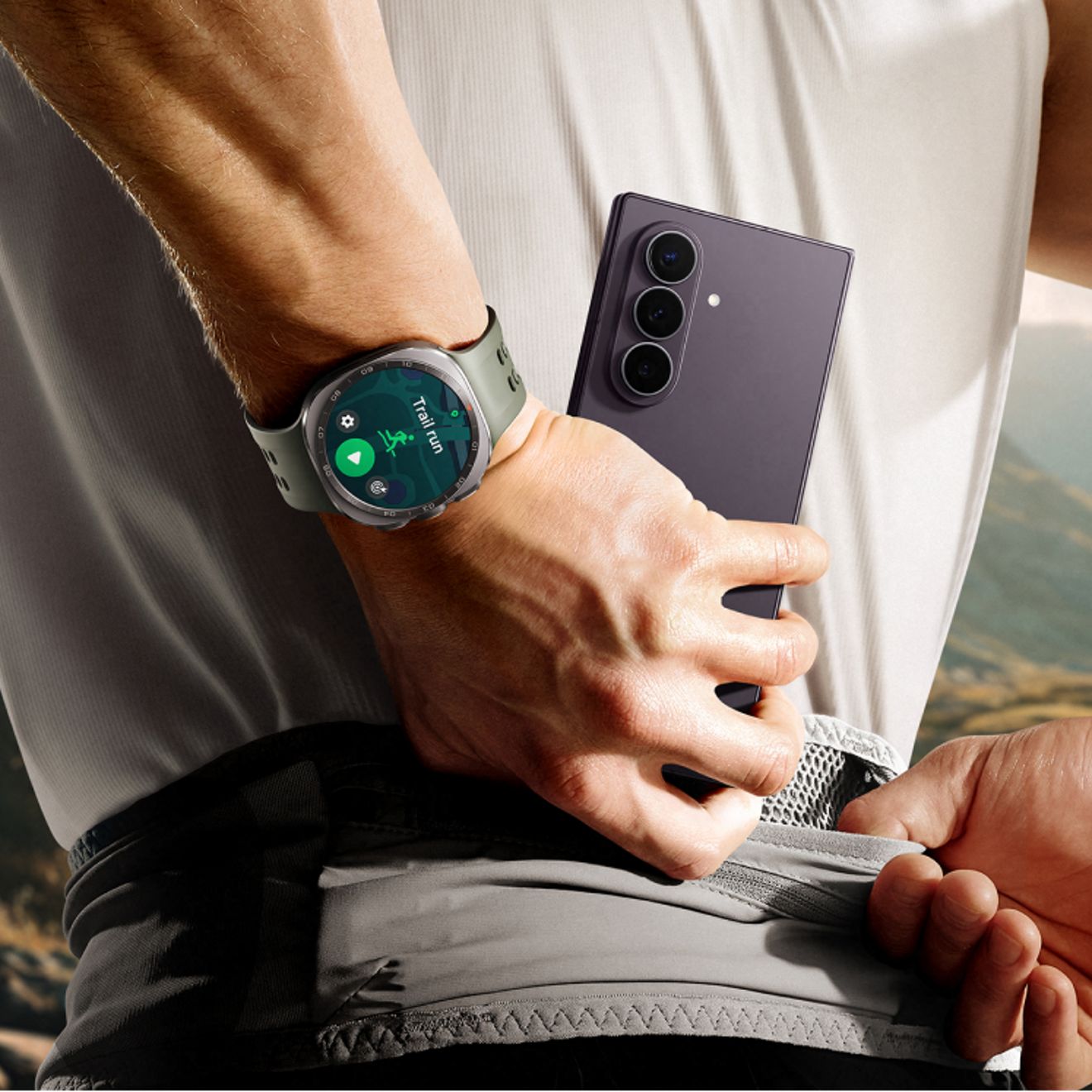 El Samsung Galaxy Z Fold8 Ultra y el Galaxy Watch se muestran durante una rutina de ejercicio al aire libre, destacando el diseño de la triple cámara y las funciones de rastreo de ejercicios.