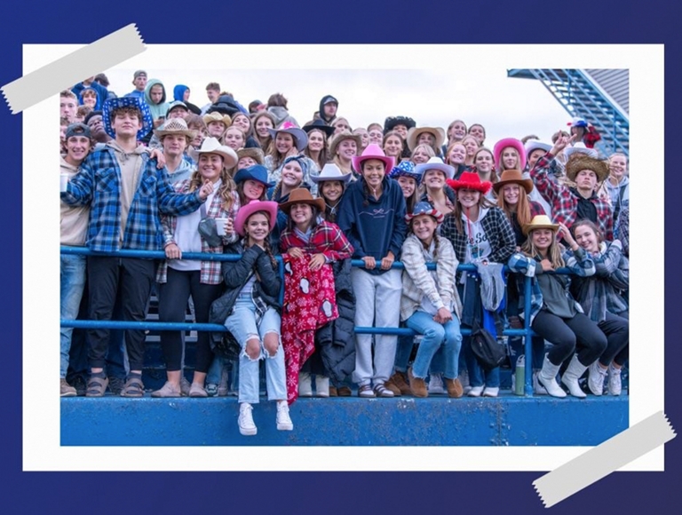 Los alumnos de Sault Area High School animan a su equipo desde las gradas.