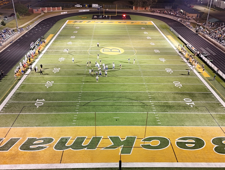 Vista aérea del campo de fútbol de la Beckman Catholic High School por la noche.