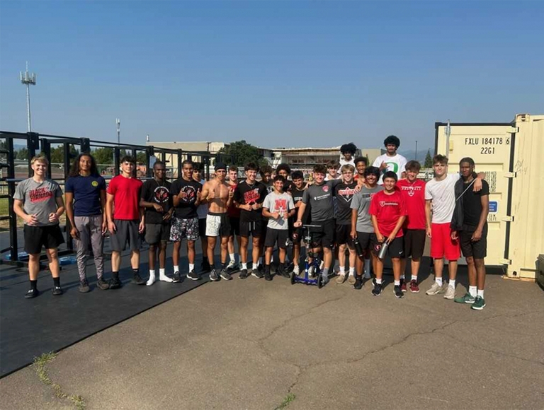 El equipo de fútbol americano de North Medford High School posa para una foto.