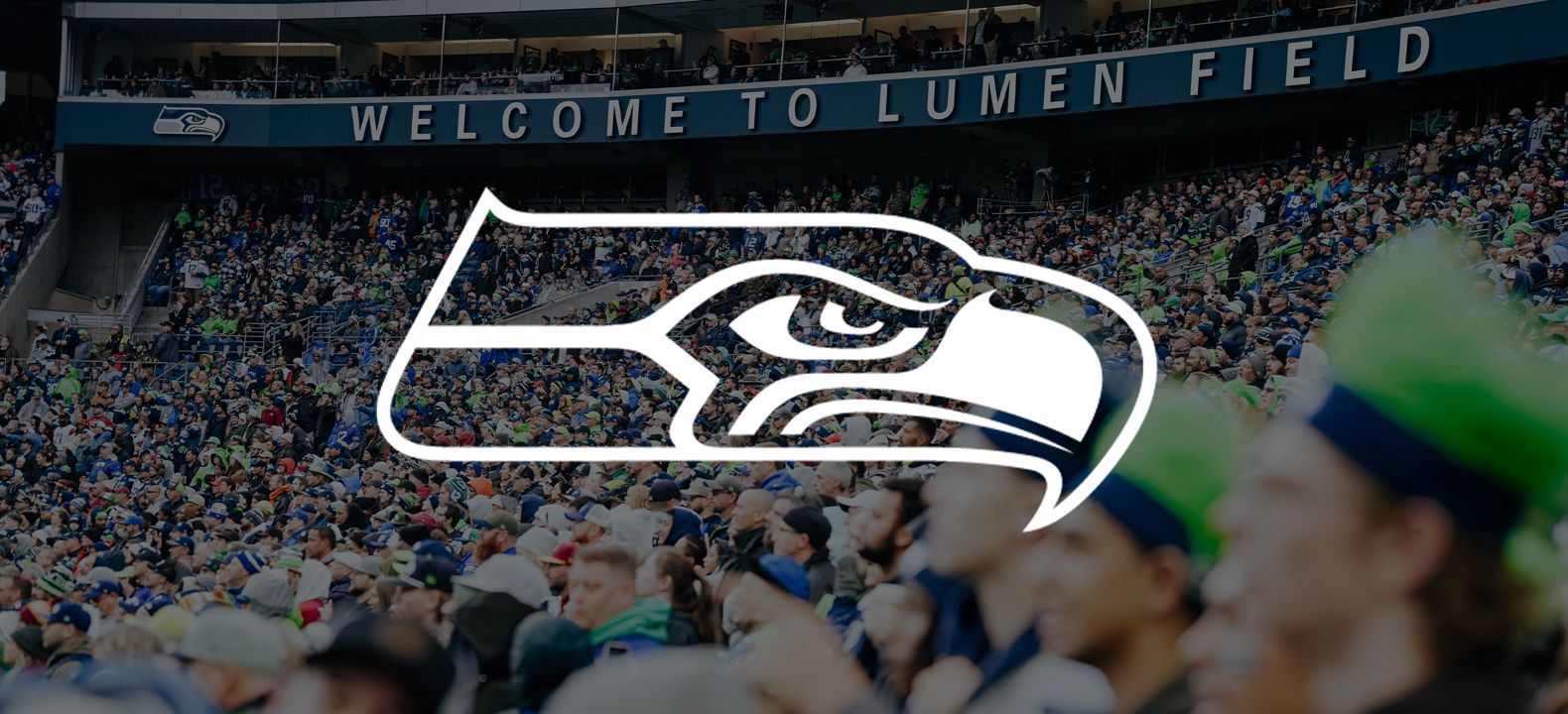 Logotipo de los Seattle Seahawks superpuesto sobre un estadio abarrotado.