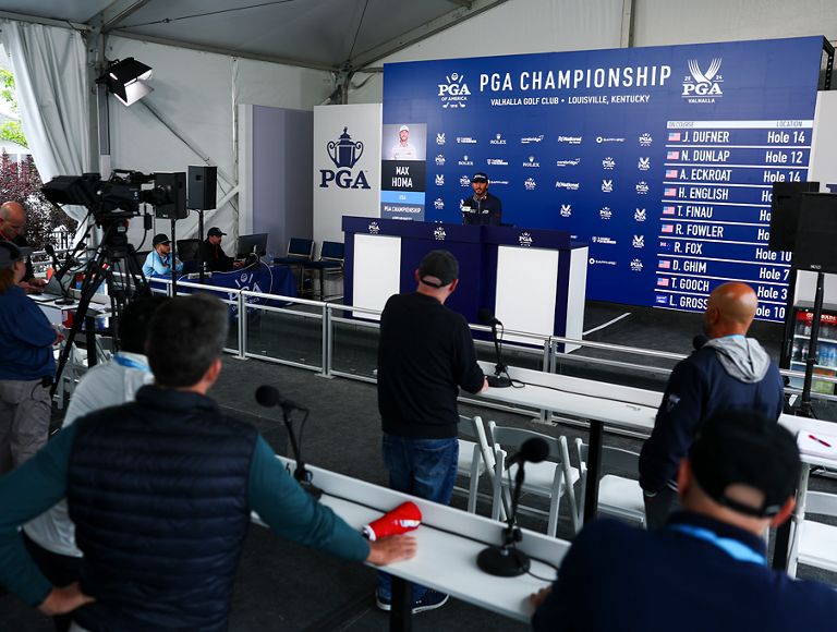 El personal de la PGA manejando cámaras, micrófonos y otros equipos.