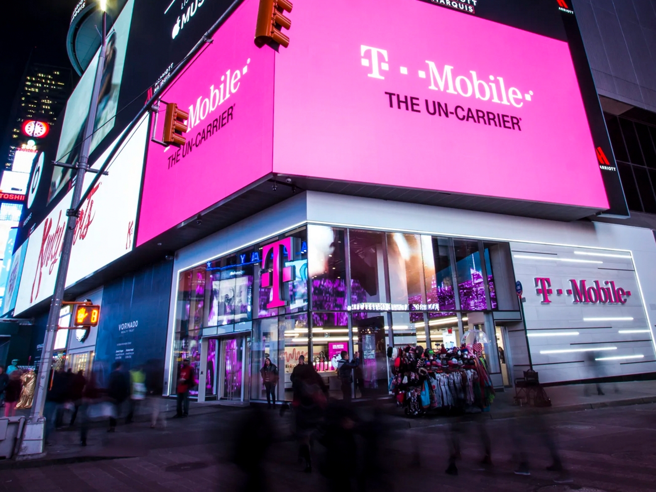 Signature Store de T-Mobile en Time Square, exterior de noche