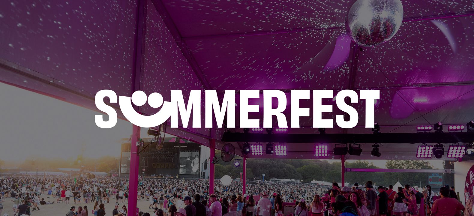Logotipo del Summerfest superpuesto sobre una playa repleta de asistentes al festival.