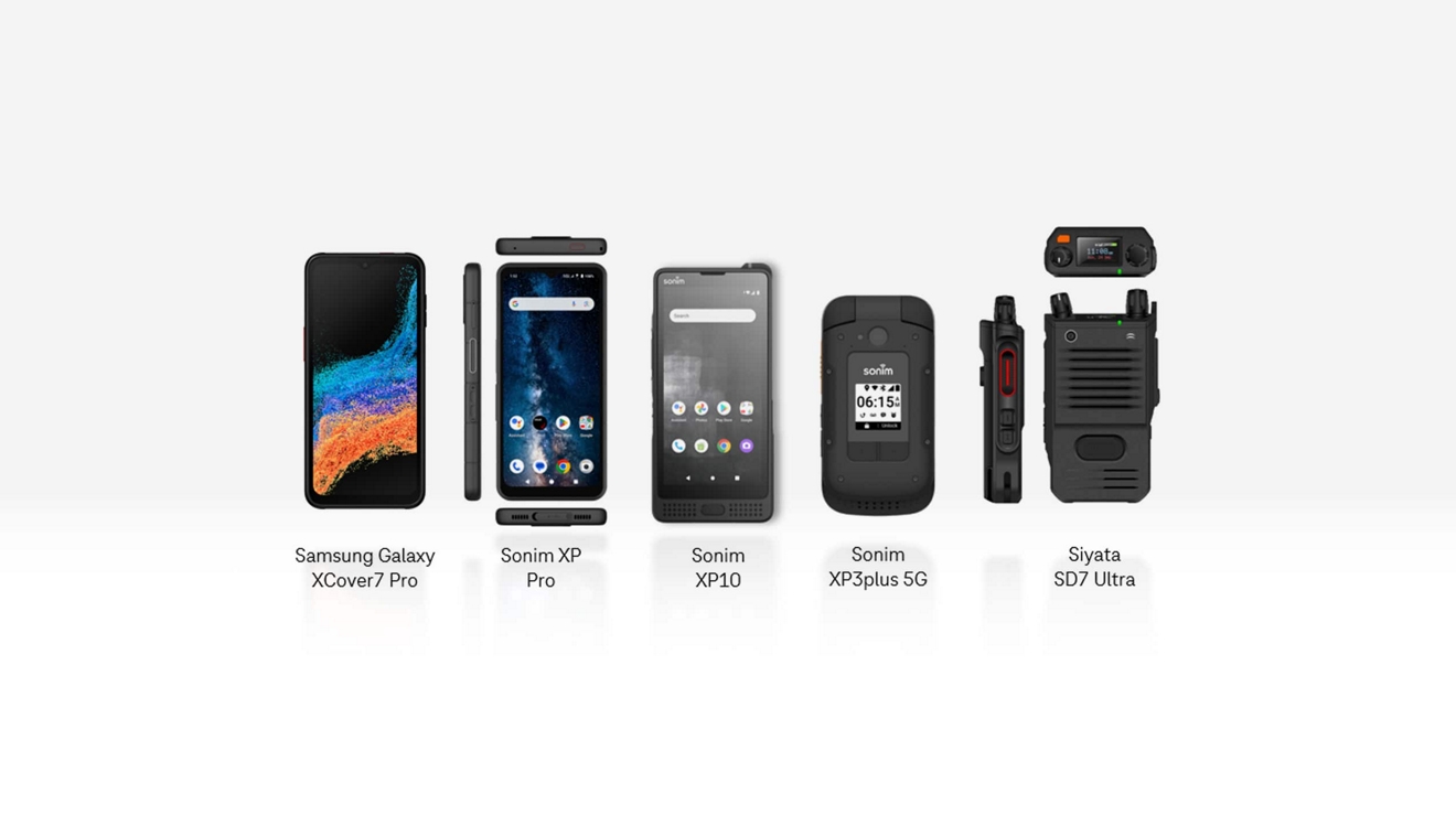 Cinco dispositivos Push-to-Talk ubicados en fila, incluidos modelos de Samsung, Sonim y Siyata.