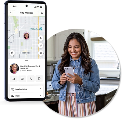 Mujer sonriendo a su teléfono. Un smartphone muestra la ubicación GPS del hijo de la mujer.
