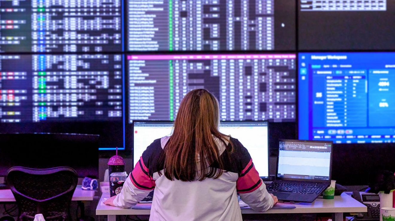 Mujer sentada en un centro de mando