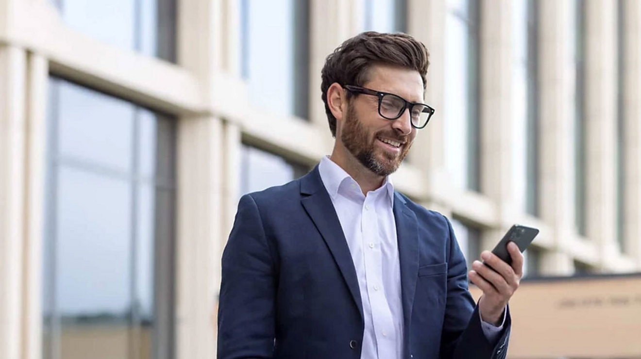 Hombre mirando su teléfono móvil
