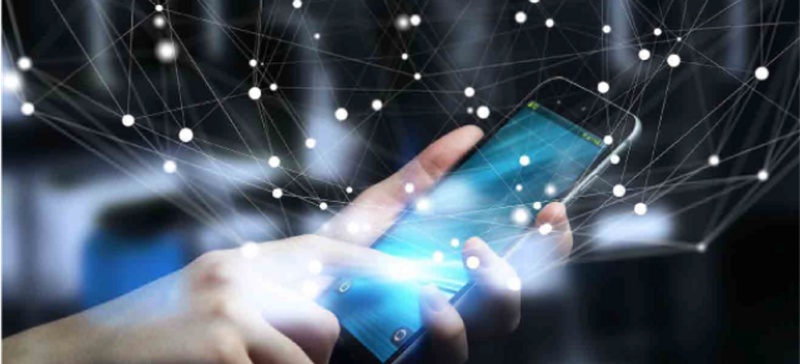 Primer plano de dos manos sosteniendo un smartphone con una red superpuesta