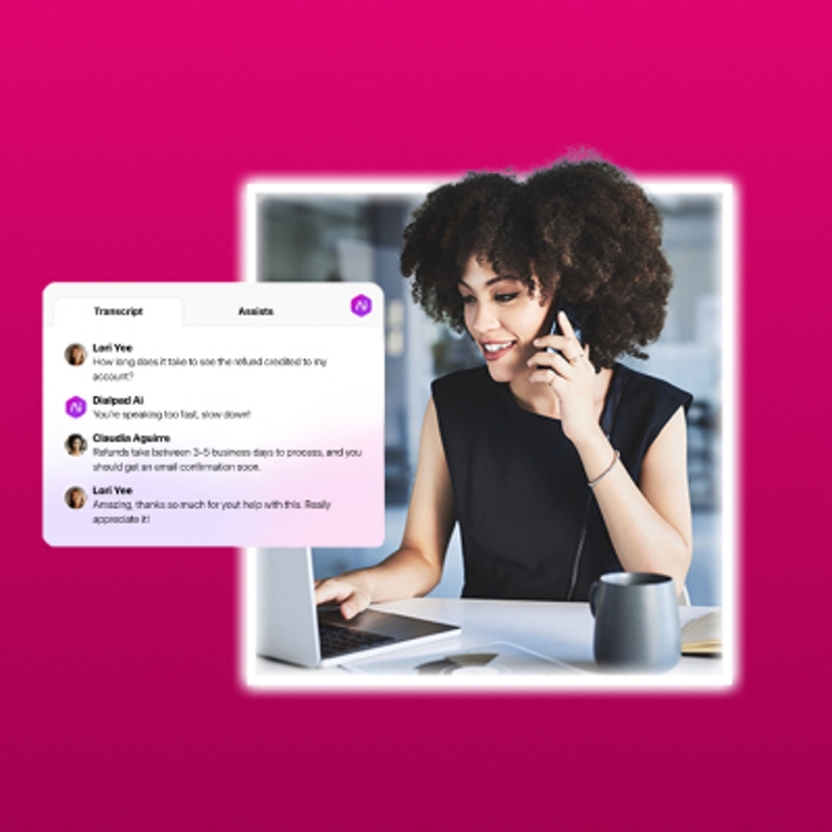 Dialpad Ai asiste a una profesional mientras trabaja en su laptop y habla por teléfono.