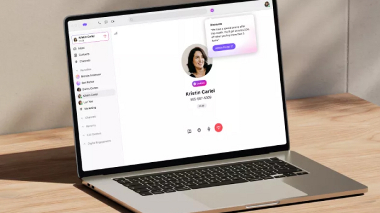 Una laptop sobre un escritorio muestra un Dialpad Ai Sales Center UX.