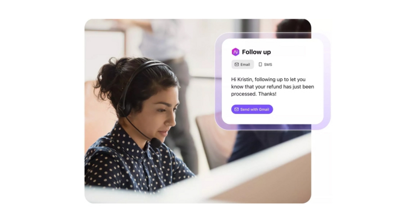 Un agente de servicio al cliente envía un seguimiento generado por Ai Recaps para responder a la solicitud de reembolso de un cliente.