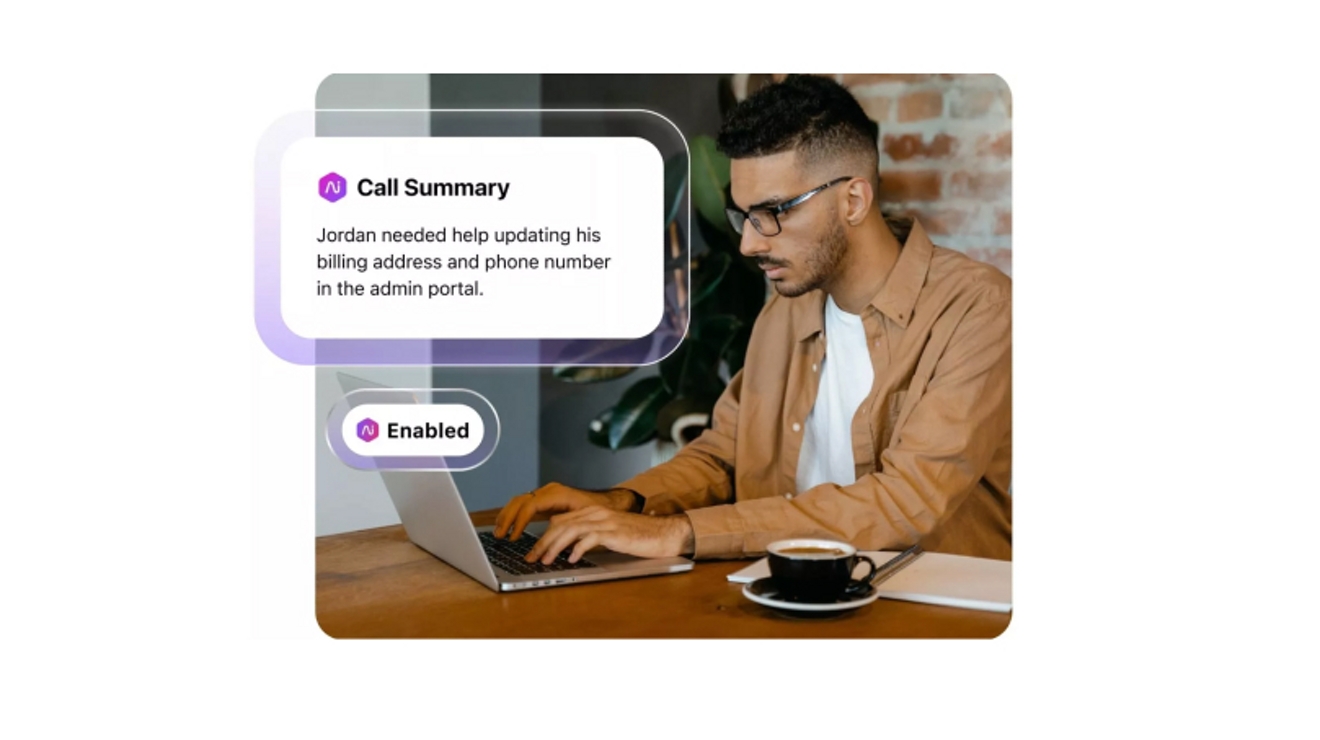 Un agente de servicio al cliente remoto revisa un resumen de llamada de Ai Recaps en su laptop.