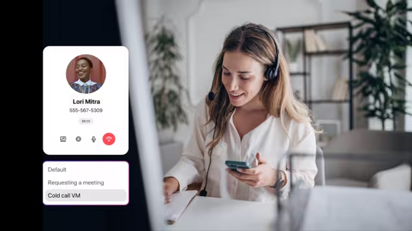 Mujer con blazer blanco sostiene un teléfono, con un perfil de contacto visible en la pantalla.