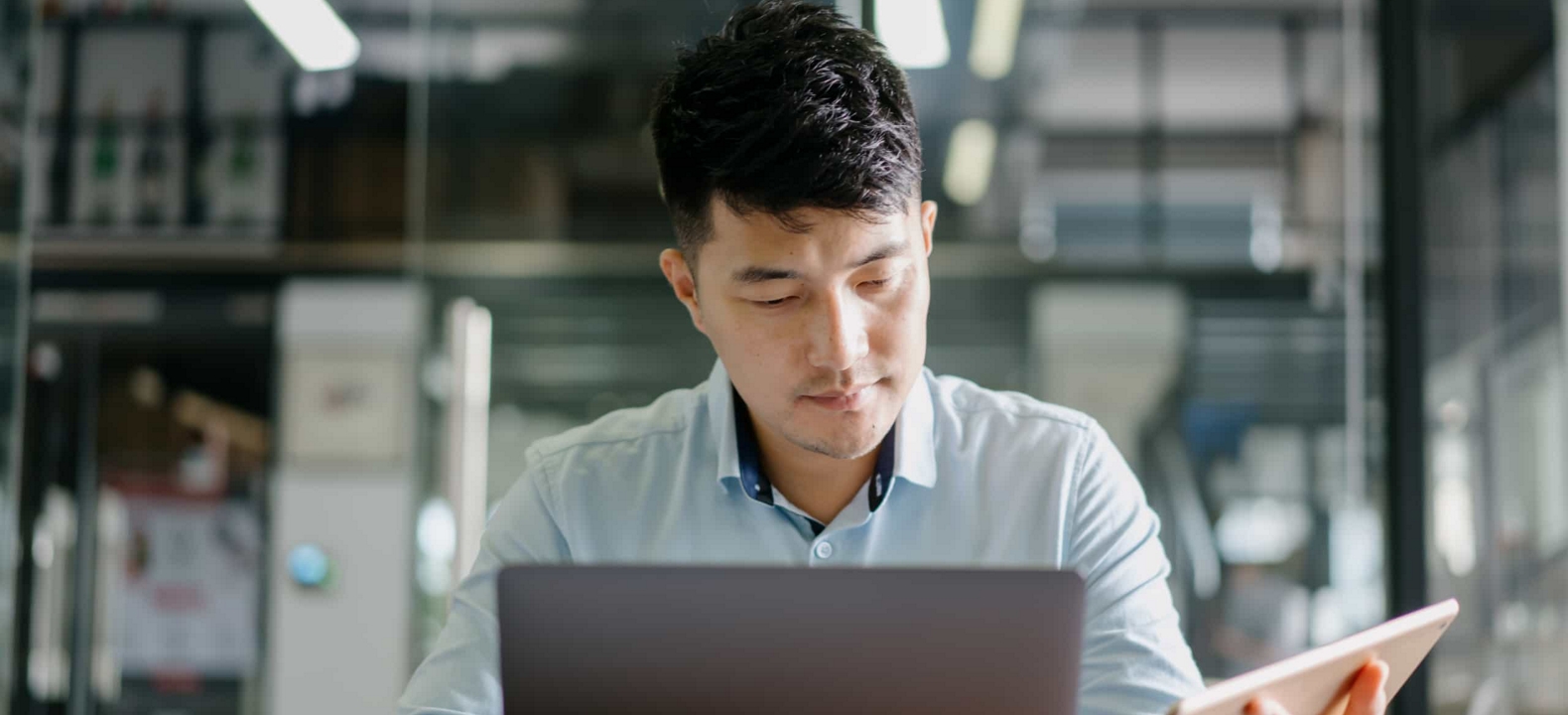 Profesional de los negocios trabaja con confianza en su tablet y laptop protegidas.